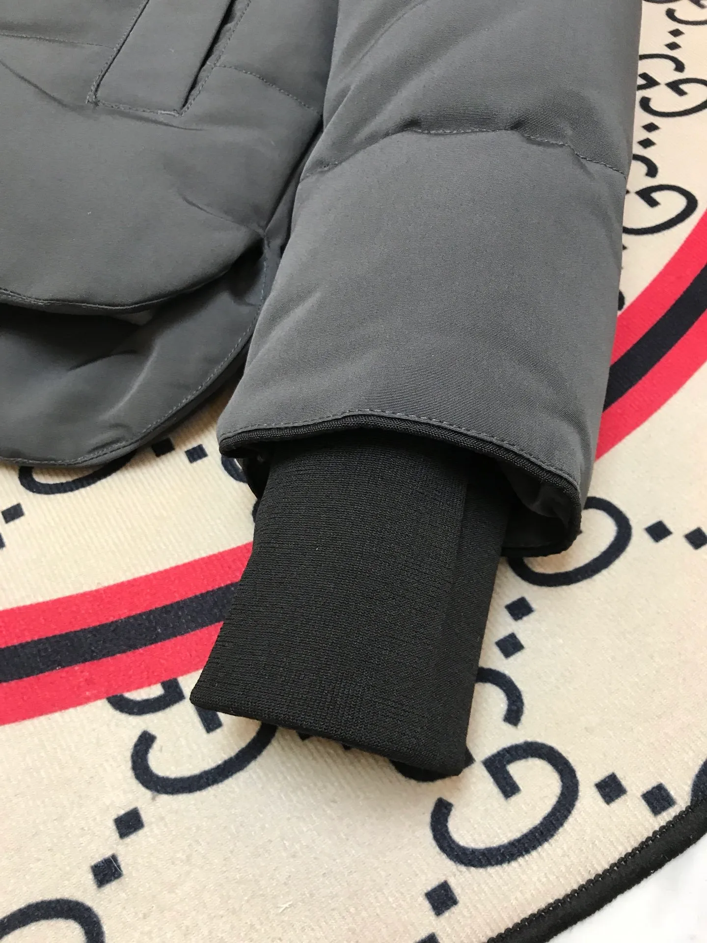 P660 counter quality 🇨🇦canada goose""🇨🇦millan parka 17 styles for men and women, short style without fur collar, chosen by Arctic and Antarctic expedition teams as winter wear, the Rolls Royce of down jackets. ➖ Industry-leading anti-counterfeiting chip sensing. ➖ Imported Behringer embroidery machines and customized embroidery labels, the highest level and industry leading. ➖ Imported Korean 21-count polyester-cotton blended original fabric, tc85 waterproof coating fabric, water-repellent, windproof and wear-resistant. ➖ The new national standard 80 white duck down is filled with an average of 520 grams of down. The amount of down filled is industry-leading. ➖ 100% nylon lon lining with double double-layer sealing design to prevent velvet running, seamless thread design on cuffs! ➖ Western Canadian Green Wolf Collar. ➖ Yoshida ykk provides original custom-made electroplated sliders. The ykk two-way lockable zipper is tight and smooth and does not peel off paint. ➖ 3m composite Velcro is durable, and all accessories and hardware are custom-made. Note: Our copywriting is only simple and clear. Instead of bragging about the copywriting, it is better to compare and understand with samples. Only for the purest, most focused, most professional, highest quality, and highest sex!